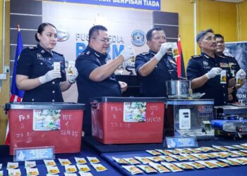 Timbalan Pesuruhjaya Polis Sarawak, DCP Saifullizan Ishak (tengah) menunjukkan dadah yang dirampas.
