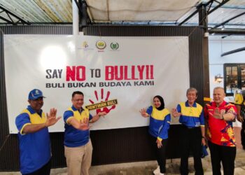 TUANKU Syed Faizuddin Putra Jamalullail melancarkan kempen ‘Say No To Bully’ sejurus selepas sesi Improve Your English sempena Bengkel Jati Diri Pelajar Terbaik, Cemerlang, dan Pengawas Terpilih Sekolah Menengah Negeri Perlis Tahun 2025, di Davis Brown’s Bukit Bendera, Pulau Pinang,-UTUSAN/IZLIZAN OTHMAN