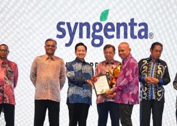 Arthur (tiga kiri) menyampaikan penghargaan kepada wakil penganjur bersama dan penaja Persidangan Padi Kebangsaan 2025 sambil disaksikan oleh Abang Johari (tengah).