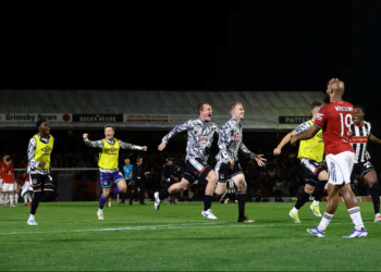 PEMAIN Grimsby Town meraikan kemenangan selepas sepakan penalti Bryan Mbeumo  mengenai palang gol-AFP