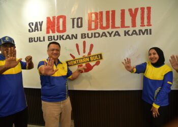 TUANKU Syed Faizuddin Putra Jamalullail (tengah) melancarkan kempen ‘Say No To Bully’ sejurus selepas sesi Improve Your English sempena Bengkel Jati Diri Pelajar Terbaik, Cemerlang dan Pengawas Terpilih Sekolah Menengah Negeri Perlis Tahun 2025, di Davis Brown’s Bukit Bendera, Pulau Pinang,-UTUSAN/IZLIZAN OTHMAN