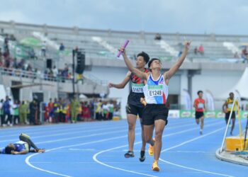 AKSI atlet dalam acara 4x400 meter bawah 18 tahun (B-18) lelaki pada Kejohanan Olahraga Majlis Sukan Sekolah Malaysia (MSSM)
2025 kali ke-65 di Stadium Tuanku Syed Putra, Kangar, Perlis hari ini.-UTUSAN/IZLIZAN OTHMAN