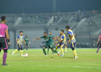 AKSI para pemain dalam perlawanan pembuka tirai Liga A1 Semi Pro antara Perlis GSA FC dengan Kedah FA di Stadium Tuanku Syed Putra, Kangar, Perlis semalam.-UTUSAN/IZLIZAN OTHMAN