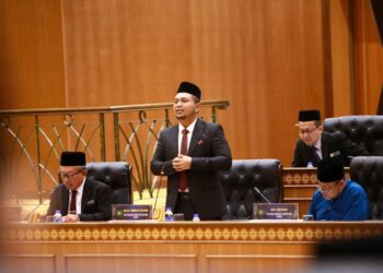 WAN Zikri Afhtar Ishak ketika mengemukakan soalan dalam sesi sidang DUN Perlis di Kompleks DUN, Kangar, Perlis hari ini.-UTUSAN/ADIB AKHYAR