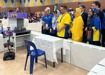 TUANKU Syed Faizuddin Putra Jamalullail (tiga dari kiri) berkenan meninjau salah seorang peserta RoboCup Malaysia Open 2025 di Unimap, Pauh Putra, Arau, Perlis hari ini. -UTUSAN/ASYRAF MUHAMMAD