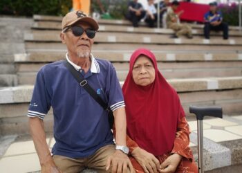 JUNAIDAH Abdul Rahman bersama Md Noor ketika ditemui pada sambutan Hari Kebangsaan Ke-68 Tahun 2025 Peringkat Negeri Sembilan di Padang MBS, Seremban hari ini. -UTUSAN /NUR SHARIEZA ISMAIL