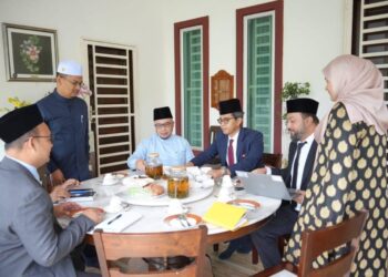 MOHD. Asri Zainul Abidin (tiga dari kiri) menerima kunjungan daripada kepimpinan tertinggi Honda Malaysia di kediamannya, hari ini.-UTUSAN