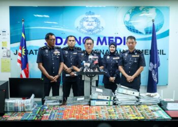RUSDI Mohd Isa (tengah) ketika ditemui di sidang akhbar Op Khas Kad ATM di Menara KPJ, di sini, hari ini.