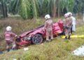 ANGGOTA bomba mengeluarkan mayat pasangan suami isteri yang maut dalam kemalangan di Kilometer 13, Jalan Kuantan-Segamat, berhampiran Felda Pemanis, Segamat.