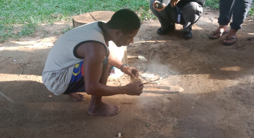 Suku Bateq kekal guna kayu, rotan hidupkan api 1 A 5