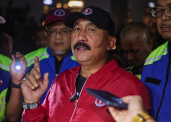 RUSLIN Jusoh pada sidang akhbar di lokasi serbuan Op Perdana di sini hari ini.