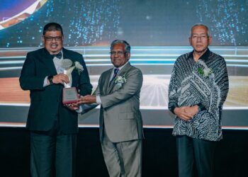 AB Rauf Yusoh (kiri) menerima Anugerah Pencapaian Sepanjang Hayat daripada Kongres Human Resource Development (HRD) Asia yang disampaikan oleh Timbalan Pengerusi Jawatankuasa Asia HRD Awards 2025, Dr. Mohamed Waheed Hassan Manik pada Majlis Makan Malam The Asia HRD Awards 2025 di Universiti Cyberjaya, malam tadi.