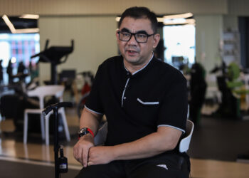 KUALA LUMPU, 15 OGOS 2025 - Pesakit strok, Mohd. Fadly Mohamed Arif menerima bantuan dari Perkeso bagi menjalani proses pemulihan dan fisioterapi di Pusat Rehabilitasi PERKESO Quill City Mall, Kuala Lumpur. FOTO/AFIQ RAZALI