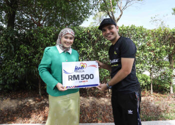 SHAH ALAM, 15 OGOS 2025 - Wakil Media Mulia Sdn Bhd, Umai Wahed (kiri) menyampaikan bantuan Hati Mulia kepada penerima kaki palsu bantuan Perkeso, Malik Faisal Man di Elmina Central Park, Shah Alam. FOTO/AFIQ RAZALI