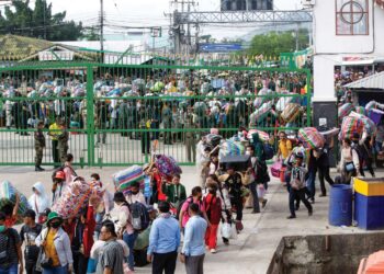 Pekerja  asing Kemboja mengangkut barang-barang mereka semasa pulang dari Thailand melalui Pintu Antarabangsa Doung di wilayah Battambang, baru-baru ini. – AFP