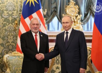 SULTAN Ibrahim dalam pertemuan rasmi bersama Presiden Russia, Vladimir Putin, selepas menghadiri majlis sambutan negara di Grand Kremlin Palace, Moscow, semalam. FACEBOOK SULTAN IBRAHIM