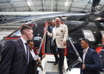 SULTAN Ibrahim berkenan melakukan lawatan ke kilang pengeluaran helikopter Russia, Kazan Helicopter Plant (KHP). FACEBOOK SULTAN IBRAHIM