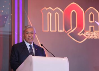 AHMAD Zahid Hamidi berucap sempena merasmikan Majlis Anugerah Agensi Kelayakan Malaysia (MQA) 2025 di Hotel Renaissance, di sini hari ini. - UTUSAN/AMIR KHALID