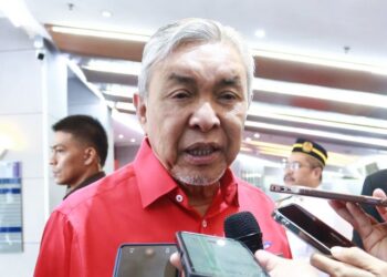 AHMAD Zahid Hamidi ditemui pemberita selepas menghadiri Majlis Perbarisan Tamat Latihan dan Istiadat Pentauliahan Kor Sispa Peringkat Kebangsaan Kali Ke-16 di UiTM Shah Alam, Selangor, semalam. – MINGGUAN/AFIQ RAZALI