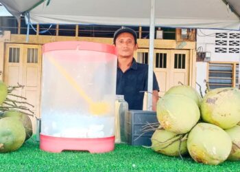AZMA Fazli Mohd. Ali di gerai menjual air kelapa miliknya di Kampar, Perak. – UTUSAN/MEGAT LUTFI MEGAT RAHIM