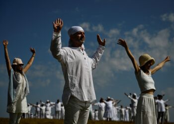 MASYARAKAT boleh merujuk kepada pihak-pihak yang berautoriti dalam mengenal pasti mana-mana kumpulan atau persatuan yang mungkin terlibat dalam amalan dan ajaran tersebut atau bercanggah dengan ajaran Islam. - AFP