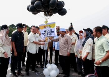 ALEXANDER Nanta Linggi (tiga dari kiri) menyempurnakan Penyerahan Projek Menaiktaraf Laluan FT003 dari Persimpangan Melor di Ketereh ke Kampung Pak Badol, Kelantan  kepada Mohd. Nassuruddin Daud.- UTUSAN/KAMARUL BISMI KAMARUZAMAN