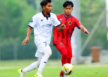 AKSI Piala Belia 2025 melibatkan AMD B-16 (baju merah) menentang PDRM FC(putih) bagi aksi ke-15 kejohanan berkenaan.-IHSAN FAM