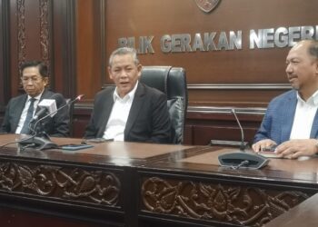 AMINUDDIN Harun pada sidang akhbar selepas mempengerusikan Mesyuarat Mingguan Exco di Wisma Negeri, Seremban hari ini. - UTUSAN /NUR SHARIEZA ISMAIL