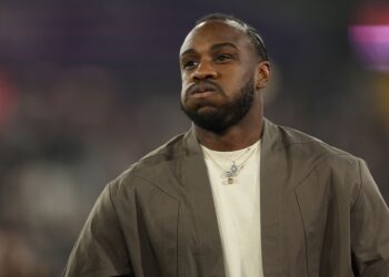 Pulih daripada kecederaan kemalangan kereta, penyerang West Ham United Michail Antonio bertindak balas apabila dia tampil untuk penyokong menjelang sepak mula perlawanan bola sepak Liga Perdana Inggeris antara West Ham United dan Newcastle United di Stadium London pada 10 Mac lalu. - AFP
