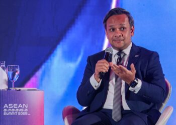 ANUAR Fariz Fadzil ketika sesi bual bicara berkaitan memacu masa depan AI Malaysia pada Sidang Kemuncuk ASEAN AI Malaysia 2025 di Pusat Pameran dan Perdagangan Antarabangsa Malaysia (MITEC) Kuala Lumpur di sini, semalam. - UTUSAN/ISKANDAR ISHAK