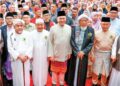 ANWAR Ibrahim bersama guru-guru pondok pada Majlis Perasmian Ijtima’ MADANI Ulama dan Guru Pondok Kelantan 2025 di UiTM Kampus Machang, semalam. – MINGGUAN/KAMARUL BISMI KAMARUZAMAN