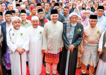ANWAR Ibrahim bersama guru-guru pondok pada Majlis Perasmian Ijtima’ MADANI Ulama dan Guru Pondok Kelantan 2025 di UiTM Kampus Machang, semalam. – MINGGUAN/KAMARUL BISMI KAMARUZAMAN