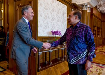 ANWAR Ibrahim menerima kunjungan Timbalan Perdana Menteri merangkap Menteri Pertahanan Australia, Richard Marles di Putrajaya hari ini. - FACEBOOK ANWAR IBRAHIM