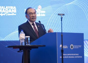 ANWAR Ibrahim berucap pada Sesi Meja Bulat Kuala Lumpur mengenai Kerjasama Serantau Asia-Pasifik anjuran Forum Boao untuk Asia di Hotel Shangri-La di sini hari ini. - UTUSAN/FARIZ RUSADIO