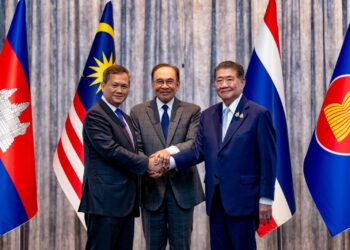 ANWAR Ibrahim bersama Hun Manet dan Phumtham Wechayachai selepas sidang akhbar bagi mengumumkan persetujuan untuk  berdamai dan gencatan senjata antara kedua-dua negara di Putrajaya baru-baru ini-GAMBAR/PEJABAT PERDANA MENTERI