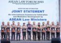 ANWAR Ibrahim (enam kiri) bersama Menteri di Jabatan Perdana Menteri (JPM) (Undang-undang dan Reformasi Institusi), Datuk Seri Azalina Othman Said (lima kiri) serta delegasi ASEAN bergambar pada Forum Undang-Undang ASEAN 2025 di Pusat Konvensyen Kuala Lumpur (KLCC) semalam. - UTUSAN/FARIZ RUSADIO