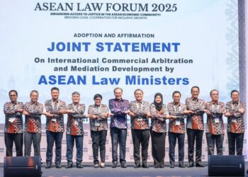 ANWAR Ibrahim (enam kiri) bersama Menteri di Jabatan Perdana Menteri (JPM) (Undang-undang dan Reformasi Institusi), Datuk Seri Azalina Othman Said (lima kiri) serta delegasi ASEAN bergambar pada Forum Undang-Undang ASEAN 2025 di Pusat Konvensyen Kuala Lumpur (KLCC) di sini hari ini. - UTUSAN/FARIZ RUSADIO