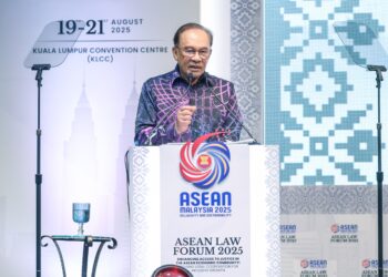 ANWAR Ibrahim berucap pada Forum Undang-Undang ASEAN 2025 di Pusat Konvensyen Kuala Lumpur (KLCC) di sini hari ini. - UTUSAN/FARIZ RUSADIO