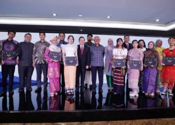 ZAMZAMZAIRANI Mohd Isa bersama penerima Biasiswa ASEAN-Maybank (AMS) yang diadakan bersempena sambutan Hari ASEAN ke-58 di Sekretariat ASEAN di Jakarta baru-baru ini.