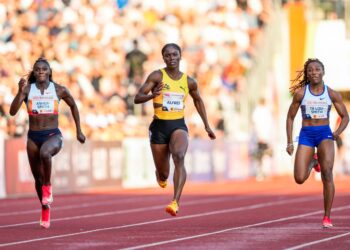 Pelari pecut Britain, Dina Asher-Smith (kiri) ketika beraksi pada Diamond League di Oslo, Norway. - AFP