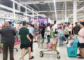KAUNTER pembayaran di sebuah pasar raya di Tanjong Tokong, Pulau Pinang sesak apabila orang ramai mula berbelanja selepas menerima Bantuan Sumbangan Asas Rahmah (SARA) sebanyak RM100 yang mula disalurkan mulai semalam. – UTUSAN/SAFINA RAMLI