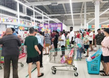 KAUNTER pembayaran di sebuah pasar raya di Tanjong Tokong, Pulau Pinang sesak apabila orang ramai mula berbelanja selepas menerima Bantuan Sumbangan Asas Rahmah (SARA) sebanyak RM100 yang mula disalurkan mulai semalam. – UTUSAN/SAFINA RAMLI
