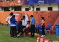 Kelihatan Muhammad Azeem Fahmi (tengah duduk) mendapatkan rawatan daripada pegawai perubatan sejurus menamatkan larian akhir 100 meter (m) lelaki pada Terbuka India 2025 di Stadium Kalinga, Odisha, malam semalam. - IHSAN X PRITISH RAJ