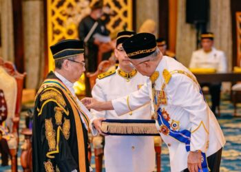 MOHD. ALI Mohd. Rustam menyematkan DUNM kepada Wan Ahmad Farid Wan Salleh membawa gelaran Datuk Seri Utama pada Istiadat Istiadat Penganugerahan Darjah, Tauliah, Bintang dan Pingat Kebesaran Negeri Melaka Tahun 2025 di Balai Istiadat, Seri Negeri, Ayer Keroh, Melaka.