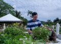 Amirul Nafis Amiruddin menziarah pusara arwah isterinya di Tanah Perkuburan Islam Tadik Puteri, Rawang. - UTUSAN/M. FIRDAUS M. JOHARI