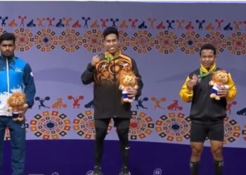 Muhamad Aznil Bidin (tengah) menang pingat emas pada Kejohanan Komanwel di Ahmedabad, India kelmarin. - AGENSI
