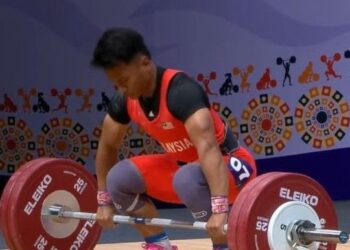 Aniq Kasdan cuba mengangkat bebanan 142 kilogram dalam kategori clean & jerk pada Kejohanan Angkat Berat Komanwel 2025 di Ahmedabad, India, kelmarin. - AGENSI