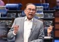 ANWAR Ibrahim pada sesi soal jawab sempena Mesyuarat Kedua Penggal Keempat Parlimen Ke-15 di Dewan Rakyat, semalam. 
– JABATAN PENERANGAN MALAYSIA