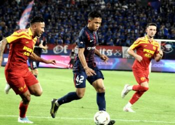 Arif Aiman Hanapi dikawal dua pemain pertahanan Selangor FC pada perlawanan Sumbangsih merebut Piala Sultan Ahmad Shah di Stadium Sultan Ibrahim, Iskandar Puteri, kelmarin. - UTUSAN/RAJA JAAFAR ALI