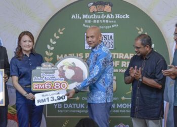 ARMIZAN Mohd. Ali (tengah) bergambar selepas Pengiktirafan MBR dan Pelancaran Menu Promosi sempena Bulan Kebangsaan di Restoran Kopitiam Ali, Muthu & Ah Hock, Jalan Petaling, Kuala Lumpur, hari ini. - UTUSAN/AMIR KHALID